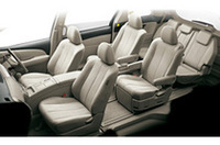 「G」グレードのシート表皮はアルカンターラが標準。「X」はダブルラッセルとなる。ハイブリッド専用装備として、IRカット＆高遮音性ウィンドシールドガラス、排気熱再循環速暖ヒーター、EVドライブモード＆スノーモードが備わる。