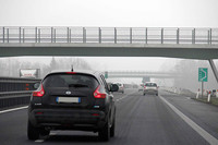 イタリア北部のアウトストラーダを疾走する「ジューク」。