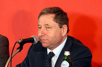 
	日本GPを機に来日したフェラーリのジャン・トッド。F1チームの長と本社マネージングディレクターを兼任する彼は、「去年の日本GPでは木曜日に鈴鹿入りしたが、今年は、（木曜日でも）コーンズの方とお話ししている。明日金曜に鈴鹿に入る」とのこと。毎戦サーキットで陣頭指揮を執ることは変わらない。
	 