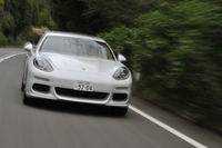 動力性能は0-100km/h加速が5.5秒で、最高速は270km/h。ちなみにモーター走行では0-50km/h加速が6.1秒、最高速が135km/hと発表されている。