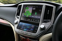 センタークラスター下段のタッチディスプレイ「トヨタオペレーションタッチ」も「クラウン」譲り。エアコンや車両設定操作などのスイッチが集約されている。
    