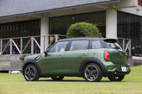 2011年のデビューから3年を経て、すっかり「MINI」の派生モデルとして定着した「クロスオーバー」。SUVならではのルックスと、5ドアの利便性が特徴だ。
    