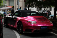 ツートンカラーの「ポルシェ911カブリオレ」。