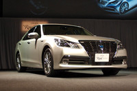 新型「トヨタ・クラウン」。写真は「ロイヤル」シリーズのハイブリッド車。