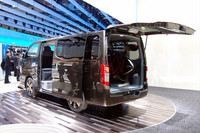 ユーザーのニーズに合わせて内装を自由にカスタマイズできるワンボックスカー「NV350キャラバン」も展示。2012年の発売が予定されている。