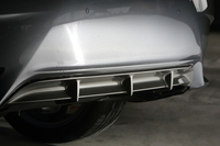 リアバンパーもマイナーチェンジによってデザインを変更。“Fスポーツ”のみ下部に専用塗装を施し、反射板にメッシュベゼルを採用した専用デザインのものを装備している。
    