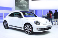 新型「フォルクスワーゲン・ビートル」。従来よりもキリッと精悍（せいかん）になった印象。