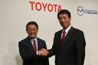 トヨタ自動車の豊田章男社長（左）と、マツダの小飼雅道社長（右）。
    