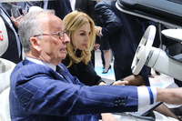 会場で会った人々から。フォルクスワーゲングループのデザインを統括する、ワルター・デ・シルヴァ氏（写真手前）。フォルクスワーゲンの「MQB」を用い たイタルデザイン-ジウジアーロのコンセプトカー「クリッパー」のコクピットドリルを受けているのは、イタリア公営放送RAIの自動車番組の名キャス ター、マリア・レイトナーさん。