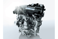 2リッター直列4気筒DOHCエンジンは、可変バルブタイミング機構により、低燃費と高出力を両立している。