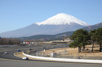 ナンバー付きも含めた「フェアレディZ」（Z33/34）による「Z-Challenge エキシビションレース」が行われている100Rから富士山を望む。この日の霊峰は、かくもすばらしい眺めだった。