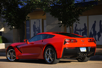 ラウンド形状のリアウィンドウと丸型4灯のテールランプの廃止により、リアビューはこれまでのモデルとは様変わり。
    