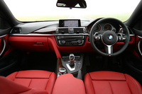 インパネまわりの基本設計は「3シリーズ」とほぼ共通。写真のテスト車はスポーティーな仕様の「Mスポーツ」で、標準車とはステアリングの形状などが異なる。
    