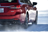 電磁クラッチがボールカムを動かしてメインクラッチを圧着する4WD方式自体は、マツダは以前から使用していた。それを新世代モデルに採用するに当たり、大幅な小型化および軽量化、ユニットの低抵抗化、制御の緻密化などを行い、「タイムラグ“ゼロ”のレスポンス」をうたうi-ACTIV AWDに進化させた。