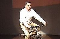 自転車に乗って説明会に登場したのは、ランドローバージャパンの新代表、ギャリー・S・モイヤー氏