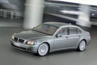 【スペック】 750i：全長×全幅×全高＝5040×1900×1490mm／ホイールベース＝2990mm／車重＝2040kg／駆動方式＝FR／5リッター V8DOHC32バルブ（367ps/6300rpm、50.0kgm/3400rpm）／価格＝1115.0万円
    （写真は欧州モデル）