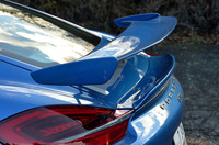 エクステリア最大の特徴となる固定式リアスポイラーはカーボン製。