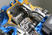 「D4」エンジン搭載車に採用される8段ATの内部。もとは高出力の2リッターガソリンターボエンジン「T5」用に開発されたもので、プラネタリーギアを追加することなしに多段化を実現するとともに、各部の抵抗を軽減することで、高効率化を実現している。
    