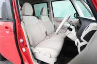 シート表皮には全グレード共通でスエード調クロスの生地を採用。「三菱eKスペース」とは違い、はっ水加工は施されていない。
    