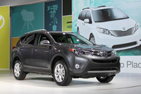 トヨタはコンパクトSUV「RAV4」の4世代目をお披露目。残念ながら、日本には導入されない予定。