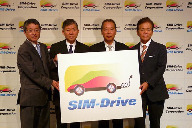 新会社のロゴを囲むのは、左から藤原洋取締役、清水浩代表取締役社長、福武總一郎取締役会長、羽鳥兼市取締役。なお、社名は「Shimizu In wheel Motor-Drive」に由来する。