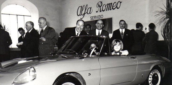 1966～1969年の初代「アルファ・ロメオ・スパイダー」披露のときと思われる写真。