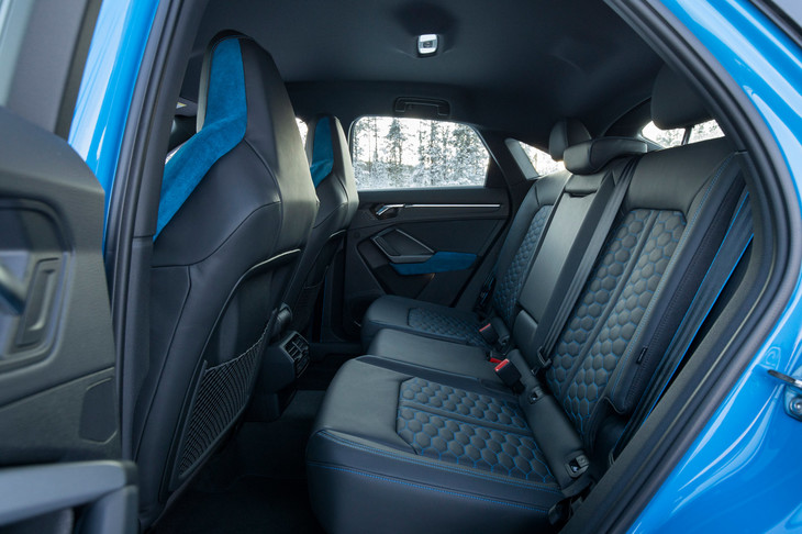 「RS Q3スポーツバック」のリアシート。頭上まわりのスペースが狭く、スライド機構の調整幅も130mmに縮められている。