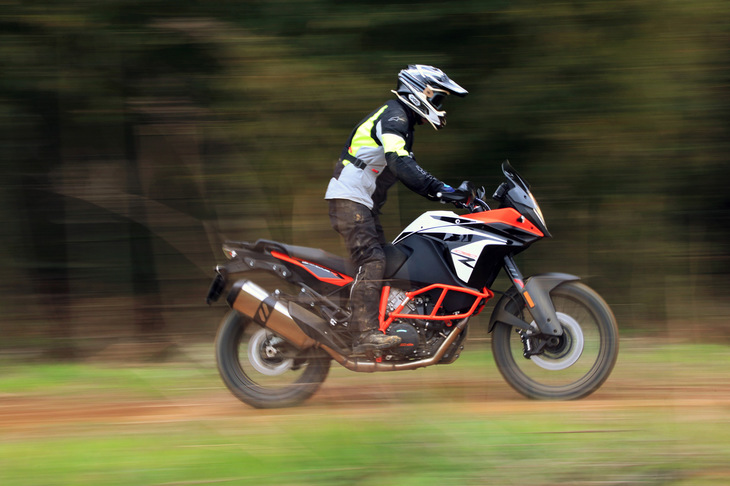 「1090アドベンチャーR」の、前が21インチ、後ろが18インチというホイール径や、前後ともに220mmのサスペンションストローク、250mmの最低地上高などは、基本的に「1290スーパーアドベンチャーR」と同じだ。