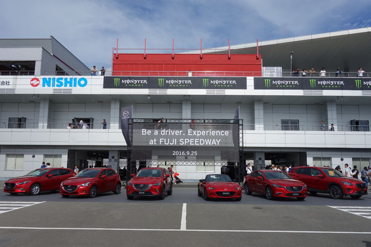 ソウルレッドプレミアムメタリックをまとった6台がお出迎え。