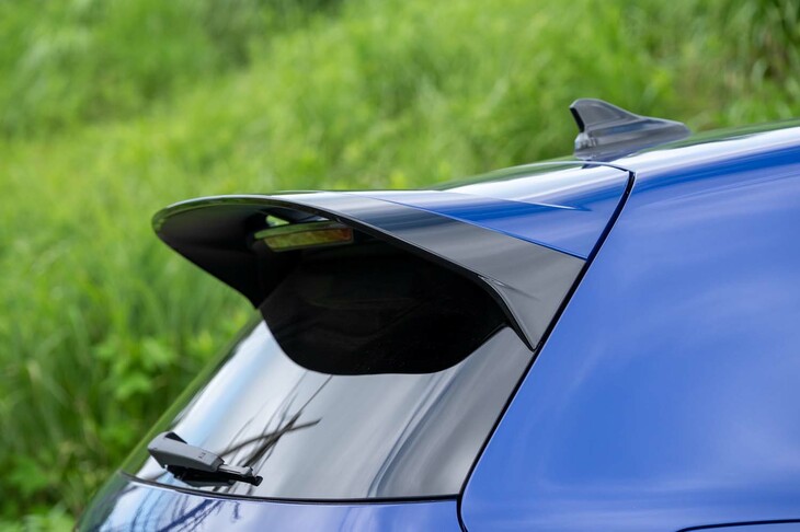 大型リアスポイラーに寄ってみる。標準の「ゴルフR」はハイマウントストップランプが先端に付いているが、「20 Years」では完全にひさしの下になっている。