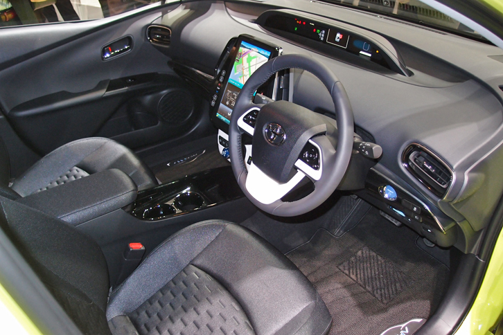 「プリウス」と同様に、滑らかな曲面で構成されるインテリア。中央の大型モニターが目を引く。