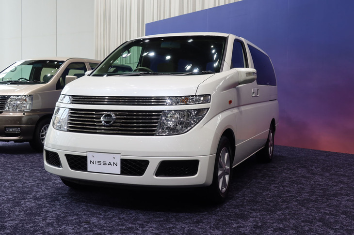 発表会場に展示された、2代目「日産エルグランド」（2002年～2010年）。