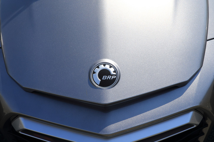 フロントを飾るBRPのエンブレム。BRPはスノーモービルや水上バイク、オフロードバギーなどを手がけるカナダのメーカーである。