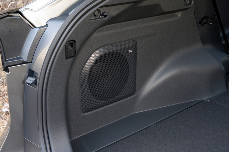 左の壁面にはJBLプレミアムサウンドシステム（9スピーカー）のサブウーファーが備わっている。Aピラーの基部にはホーンツイーターがある。