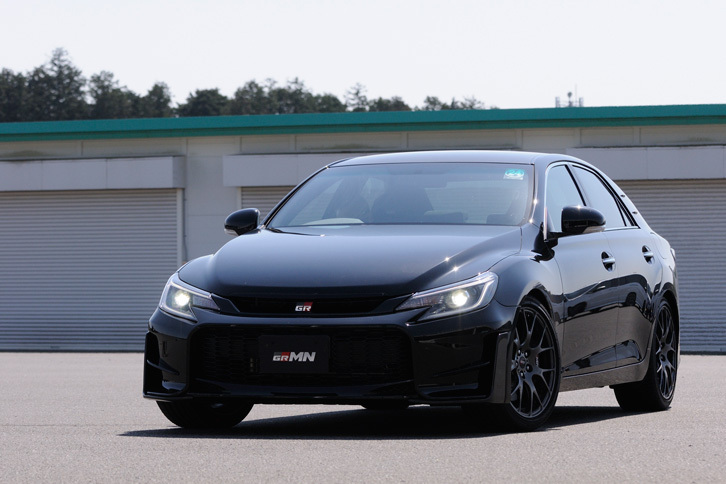 4ドアセダンの「マークX」をベースとした「マークX GRMN」。2015年3月1日に100台限定で注文受け付けが開始され、同年6月上旬に発売された。