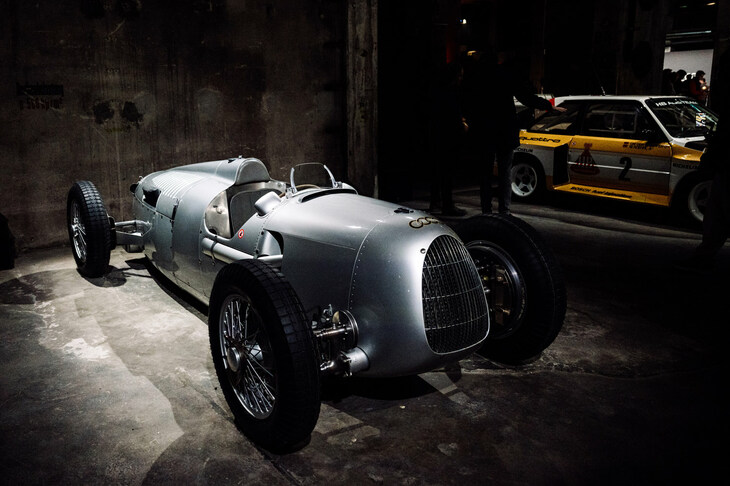 会場に飾られた「アウトウニオンCタイプ」。アウトウニオンはアウディの前身となったメーカーのひとつで、同社のレーシングマシンは戦前のグランプリレースで活躍した。