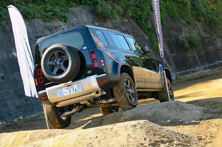 四輪独立懸架でありながら、モーグルでも路面を捉え続ける大きなホイールトラベルはさすが。最新のランドローバー車のスゴいところは、電子制御だけではないのである。