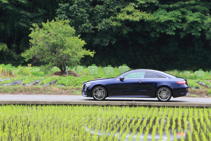 前後のデザインはよく似ているのに対し、サイドビューではモデルごとに違いがはっきりと分かる。「Eクラス クーペ」では“一筆書き”のベルトラインと大きなリアクオーターウィンドウが特徴。