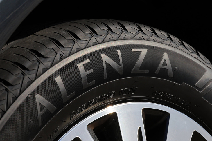 「ALENZA（アレンザ）」はブリヂストンが展開する、オンロード向けのSUV専用設計のプレミアムタイヤブランドであり、現在は「アレンザLX100」と「アレンザ001」の2製品をラインナップしている。