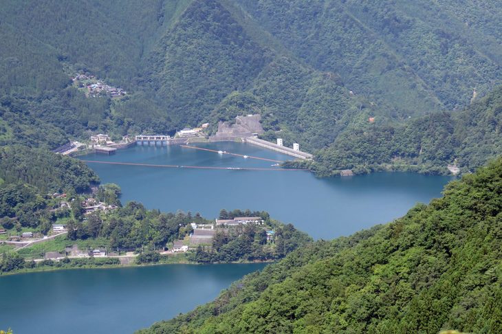 月夜見第一駐車場から見た奥多摩湖と小河内ダム。奥多摩に来たのも久しぶりだが、正直に言って、四輪で来るより絶対に二輪で来た方が面白い。今度はやっぱり、トライアンフで来よう。