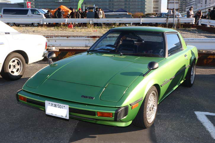 ロータリーエンジンの魅力を最大限引き出すべく生み出されたスポーツカー「マツダ・サバンナRX-7」。ロータリーエンジンが可能とした、低く流麗なシルエットも歴代モデルの特徴。イメージカラーだったグリーンもよく似合っていた。