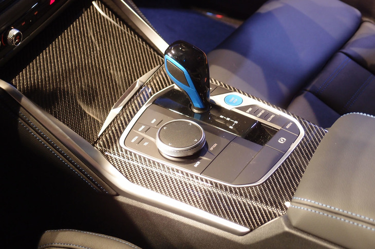 スタート／ストップボタンやシフトノブのまわりなどに、青色の加飾が採用されている。