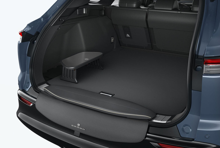 アウトドアシーンで役に立つ、引き出し式のデッキチェアやデッキテーブルなども、「クラウン エステート」の技あり装備のひとつだ。