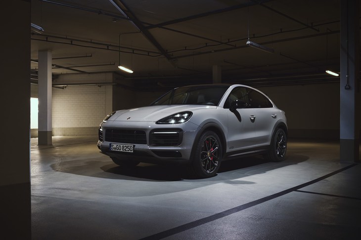 「カイエンGTSクーペ」。ランプのまわりはダークカラーのティンテッド加工が施される。