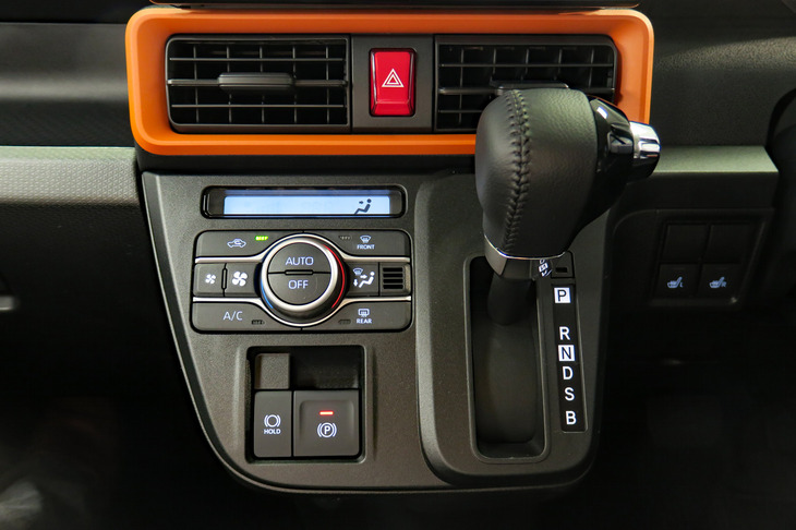 ダイハツ・タント ファンクロス（センタークラスター）