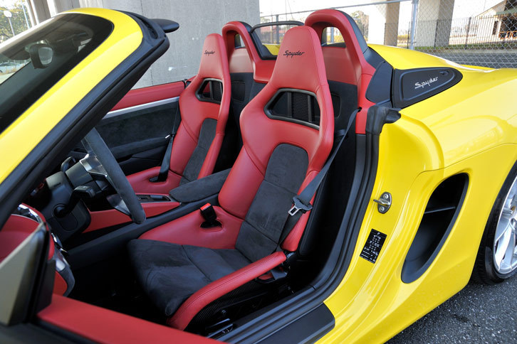 
	「ボクスター スパイダー」には、リクライニング機構の付かない軽量バケットシートが装備される。
	