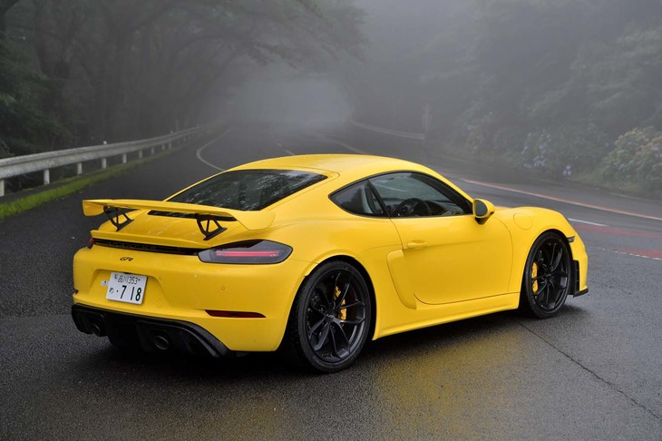 【ポルシェ718ケイマンGT4のスペック】
	ボディーサイズ：全長×全幅×全高＝4456×1801×1269mm／ホイールベース：2484mm／車重：1420kg（DIN）／駆動方式：MR／エンジン：4リッター水平対向6 DOHC 24バルブ／トランスミッション：6段MT／最高出力：420PS（309kW）/7600rpm／最大トルク：420N・m（42.8kgf・m）/5000-6800rpm／タイヤ：（前）245/35ZR20 95Y／（後）295/30ZR20 101Y（ダンロップSPORT MAXX Race2）／燃費：10.9リッター/100km（約9.1km/リッター、NEDC複合サイクル）／価格：1259万9074円
	
	【取材時の燃費データ】
	テスト距離：199.2km（市街地1：高速道路7：山岳路2）／使用燃料：30.4リッター（ハイオクガソリン）／参考燃費：8.5km/リッター（車載燃費計計測値）