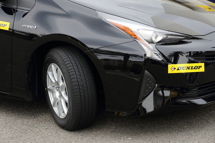 プリウスに装着された「ルマン ファイブ」。ロングライフ性能と燃費性能の高さに加え、特殊吸音スポンジの採用などによる静粛性能高さや、快適な乗り心地も特長とされている。