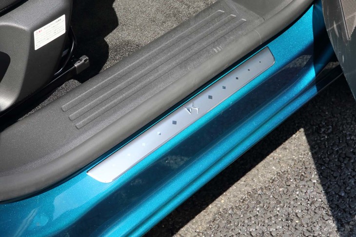 高さのあるサイドシル形状は「EMP2」プラットフォームの設計思想に通じるもの。「DS」ロゴ入りのオーナメントが貼られている。