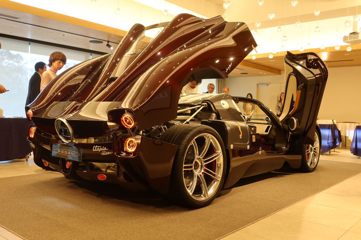 パガーニ・ウトピア ロードスター（エンジンフードを開いた様子）